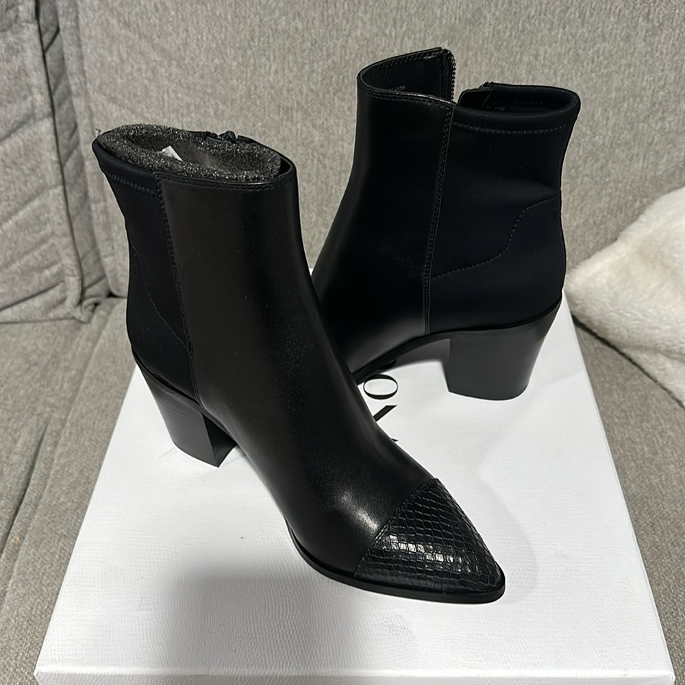 Donald Pliner Waldonus black booties. Size 7.5. NWT